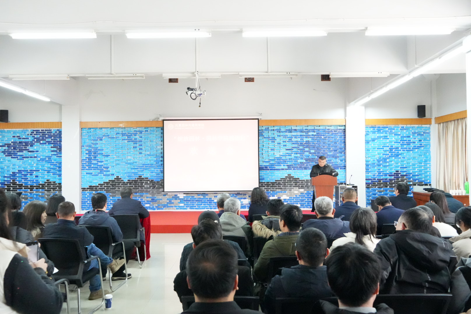 性爱直播
召开新学期教职工大会暨欢送会、迎新会